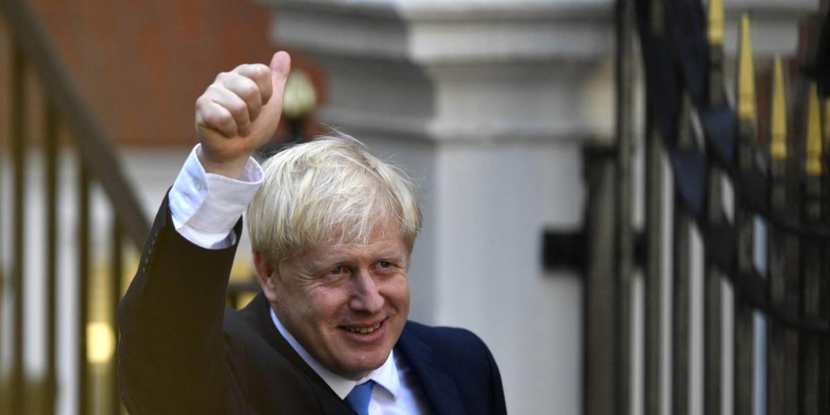 Boris Johnson, ex primer ministro británico, inicia su carrera como presentador de un canal de noticias