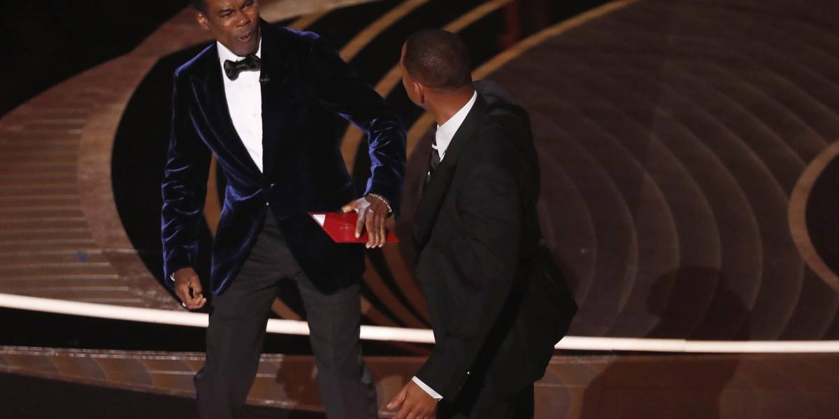 Will Smith desconcierta en la gala de los Oscar abofeteando a Chris Rock