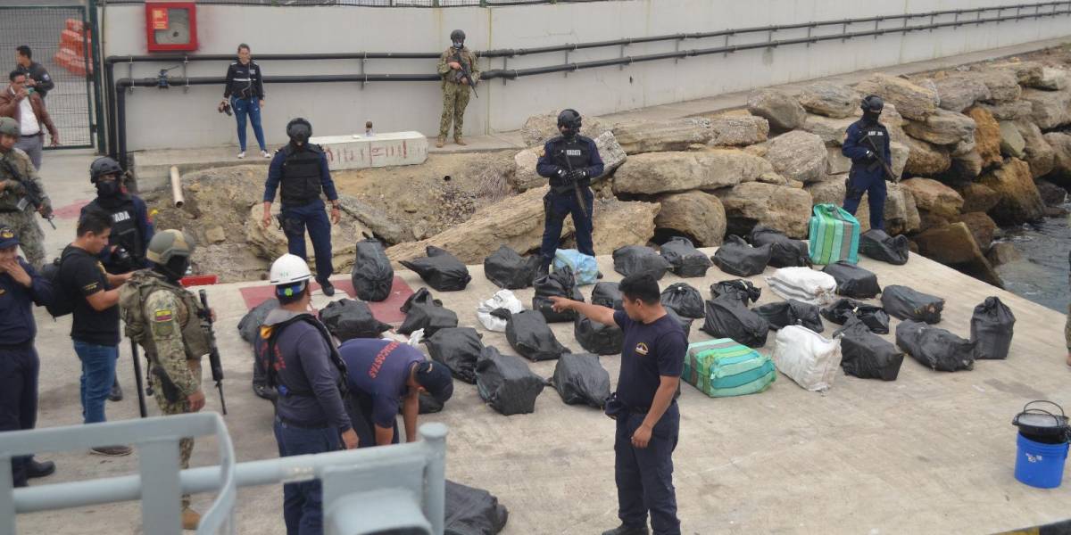 Manabí: Policía y Armada incautaron 74 bultos de droga que iba a Centroamérica
