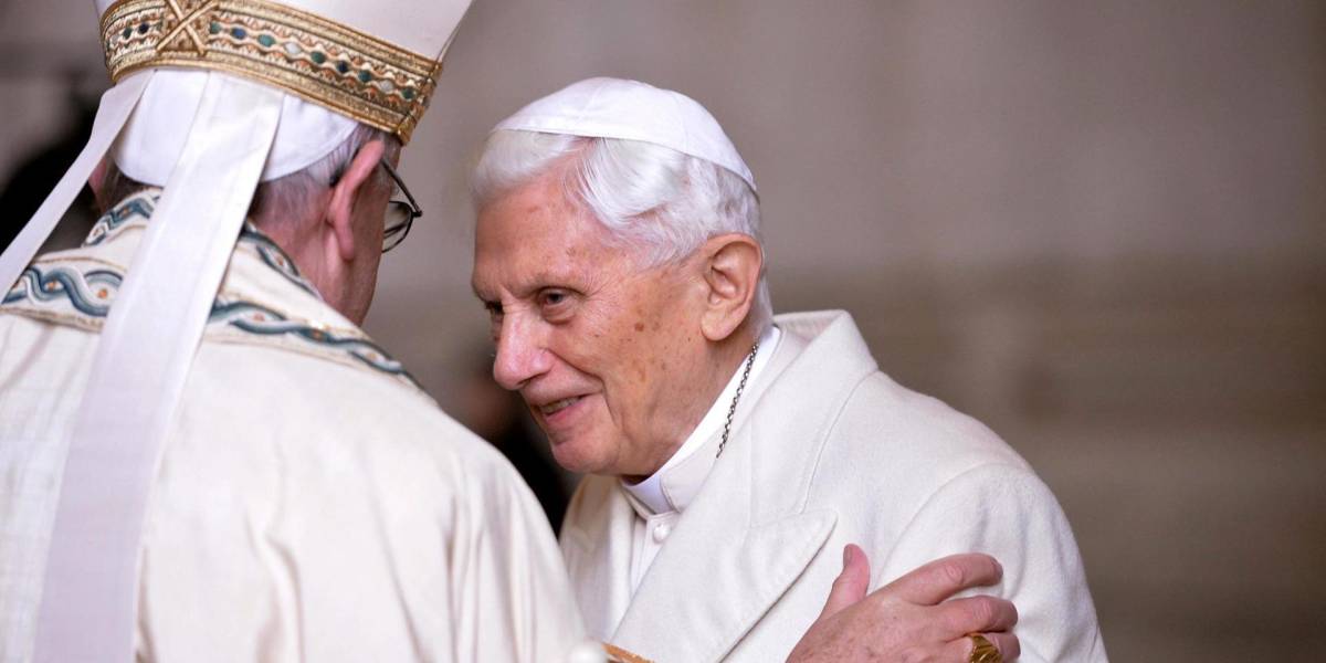 El papa Francisco pide oraciones para Benedicto XVI que está muy enfermo