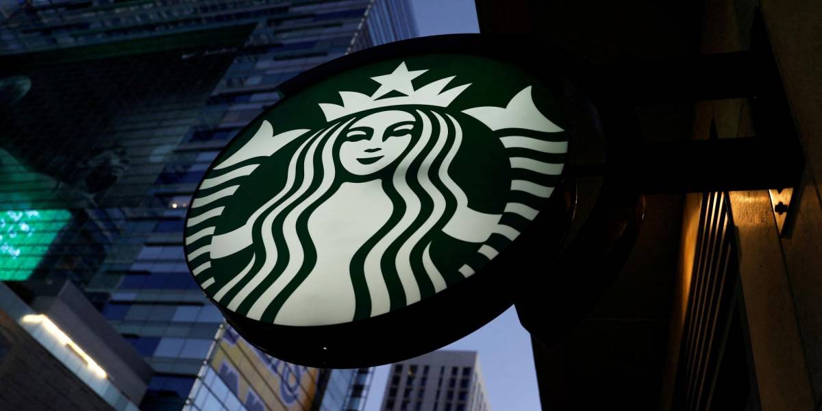 Demanda millonaria por presencia de supuestas frutas falsas en refrescos de Starbucks
