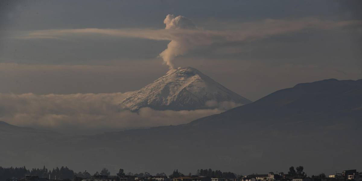 Volcán Cotopaxi emanó una columna de ceniza de 2,4 kilómetros sobre la cumbre