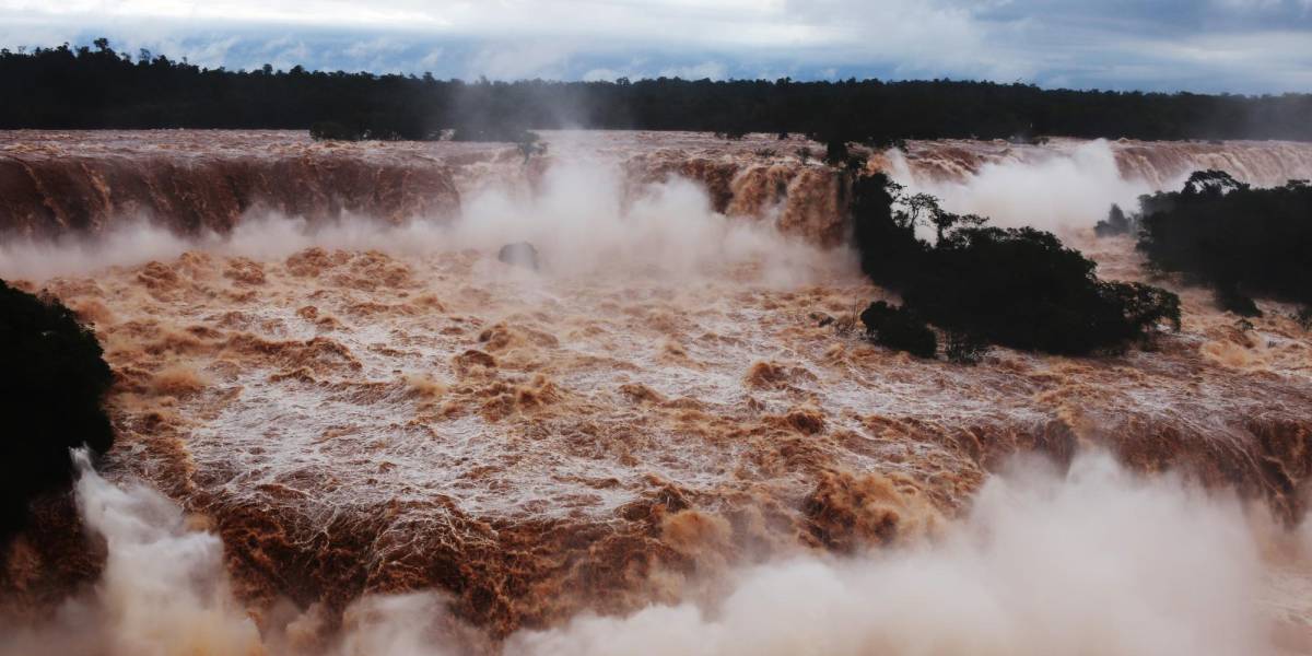 Las cataratas del Iguazú registran un caudal 16 veces superior al habitual por las intensas lluvias
