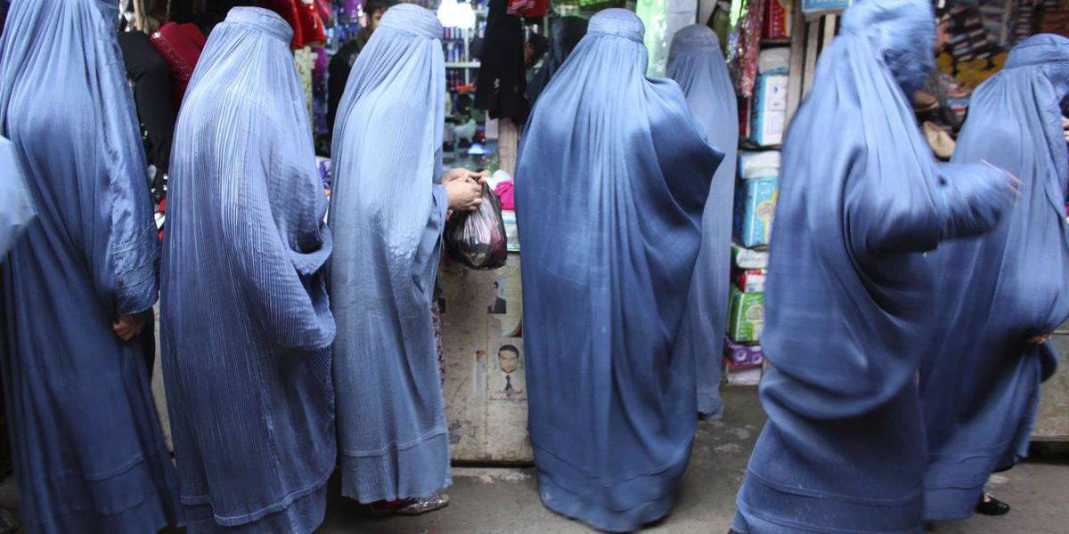 Los talibán prohíben a las mujeres tomar un avión sin un acompañante masculino