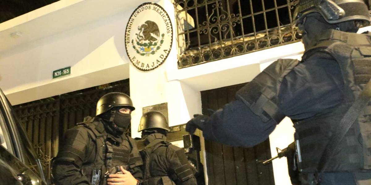México acusa a Ecuador de cometer espionaje antes de asaltar su Embajada en Quito