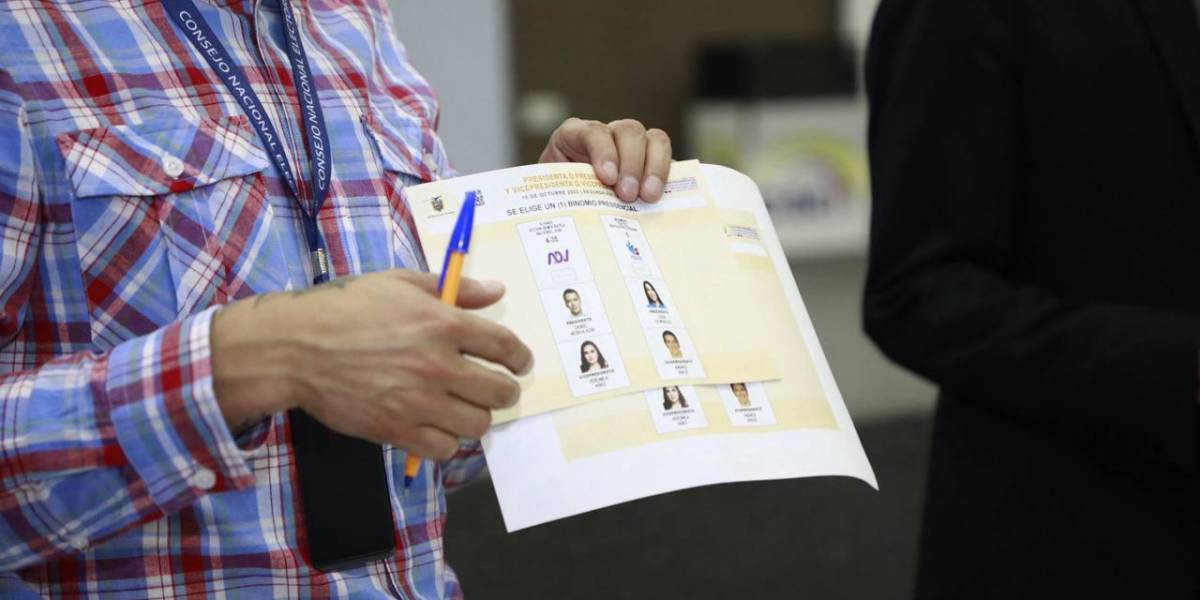 Segunda vuelta Ecuador 2023: delegados de los binomios presidenciales verificaron detalles de la papeleta electoral