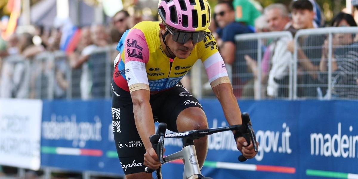 Richard Carapaz sufre una caída pero llega en el octavo lugar del Giro de Lombardía