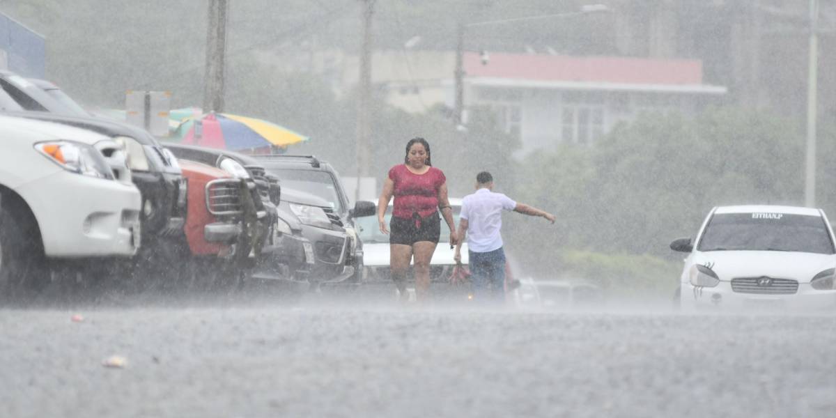 Pronóstico del clima: fuertes lluvias continuarán en la costa ecuatoriana durante marzo