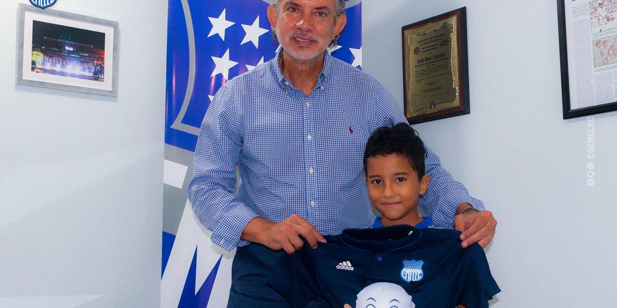 Emelec: Niño que sufrió el desplante de Miller Bolaños, fue recibido por el presidente del club