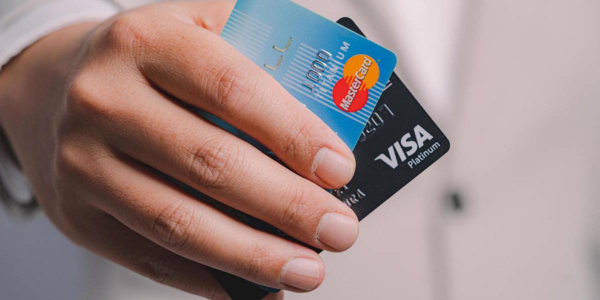 En Ecuador, los hombres gastaron más con tarjetas de crédito que las mujeres
