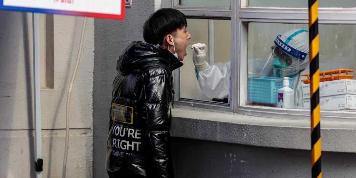 China confina a la mitad de Shangai por un rebrote de coronavirus