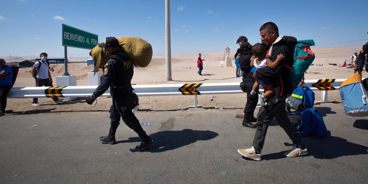Perú despliega a militares en la frontera con Ecuador para vigilar migración