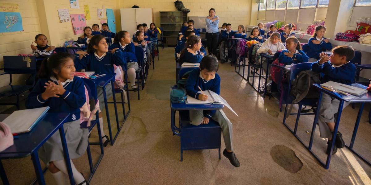 Niños y niñas en aula de clases en el régimen sierra.