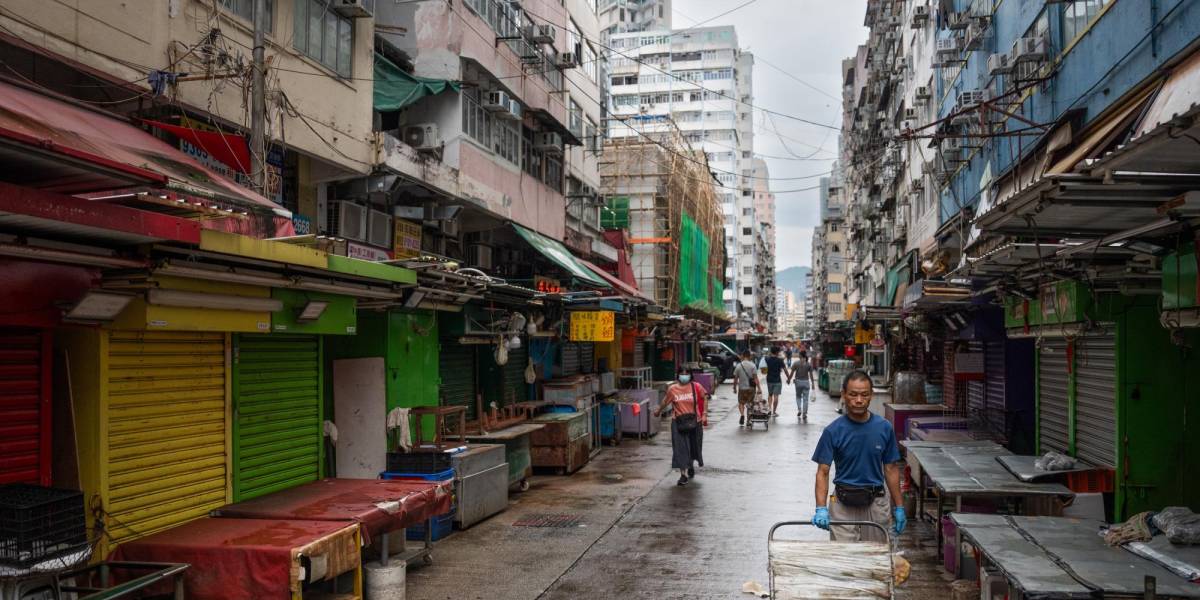 Hong Kong emite alerta máxima ante la llegada del supertifón Saola