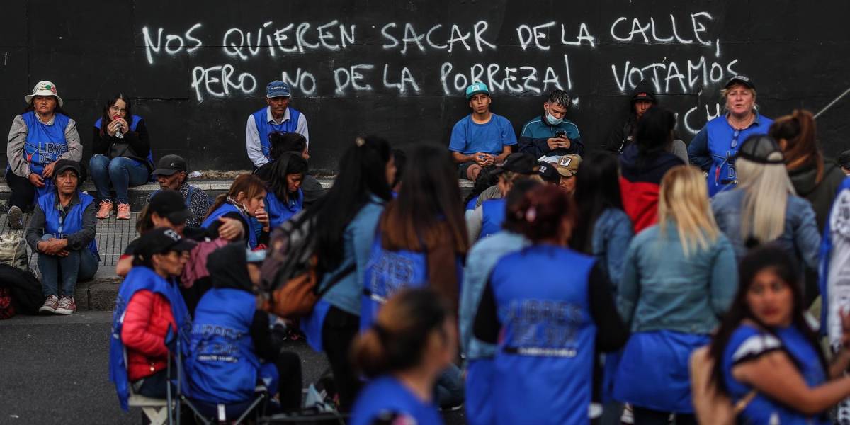 Argentina no renovará 5 000 contratos públicos y revisará un millón de planes sociales