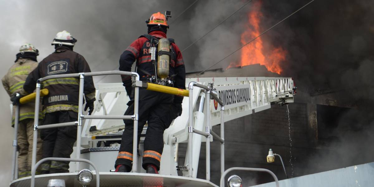 Un gran incendio consume unas bodegas en el sur de Guayaquil