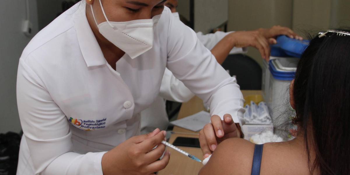 ¿Dónde vacunarse contra el covid-19 este fin de semana, en Ecuador?