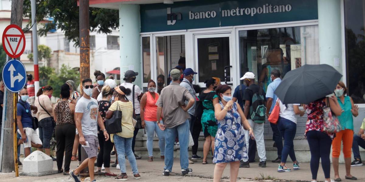 Cuba establece límites para el retiro de dinero en efectivo para combatir la inflación