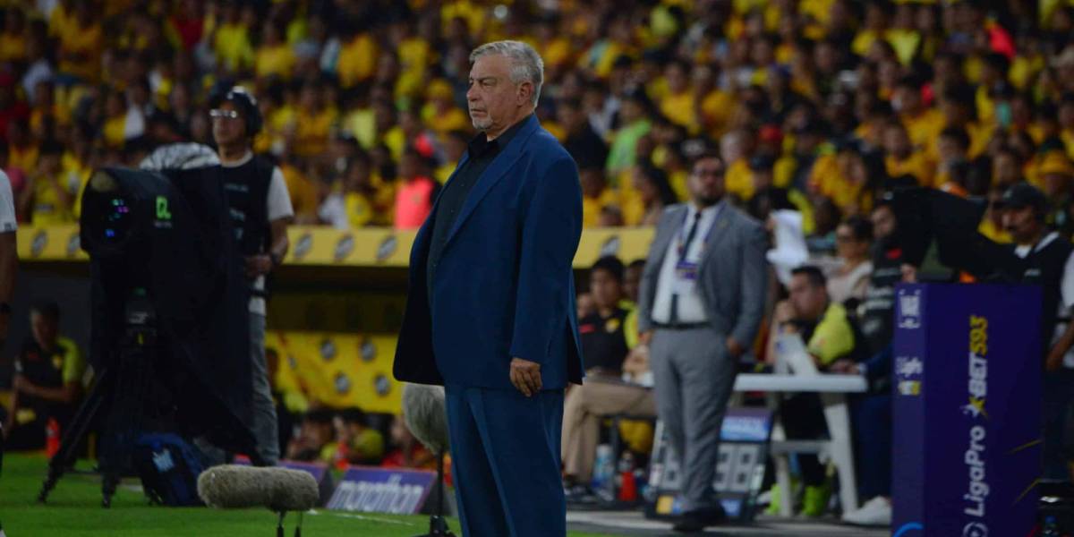 Éver Hugo Almeida, entrenador de El Nacional, fue hospitalizado en Quito