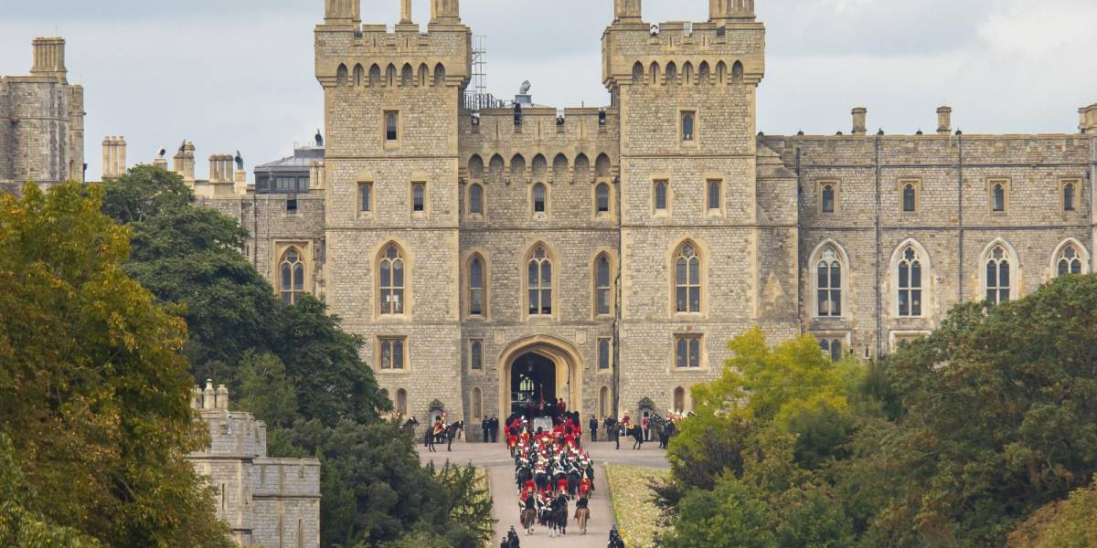 El féretro de Isabel II entra en la bóveda real en Windsor