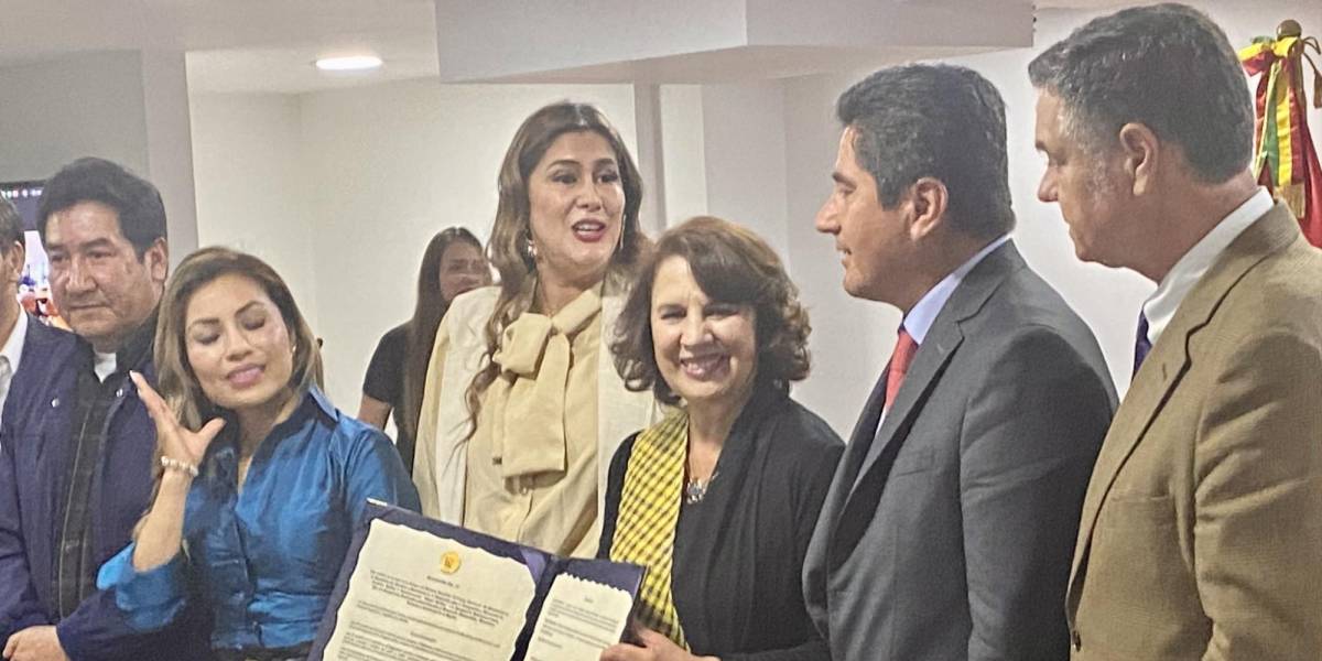 La expresidenta Rosalía Arteaga recibió condecoración del Parlamento Andino