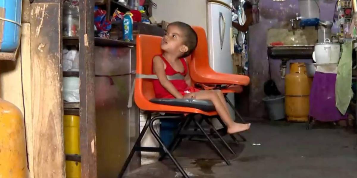 Una familia necesita silla especial para hijo de cuatro años con hidrocefalia