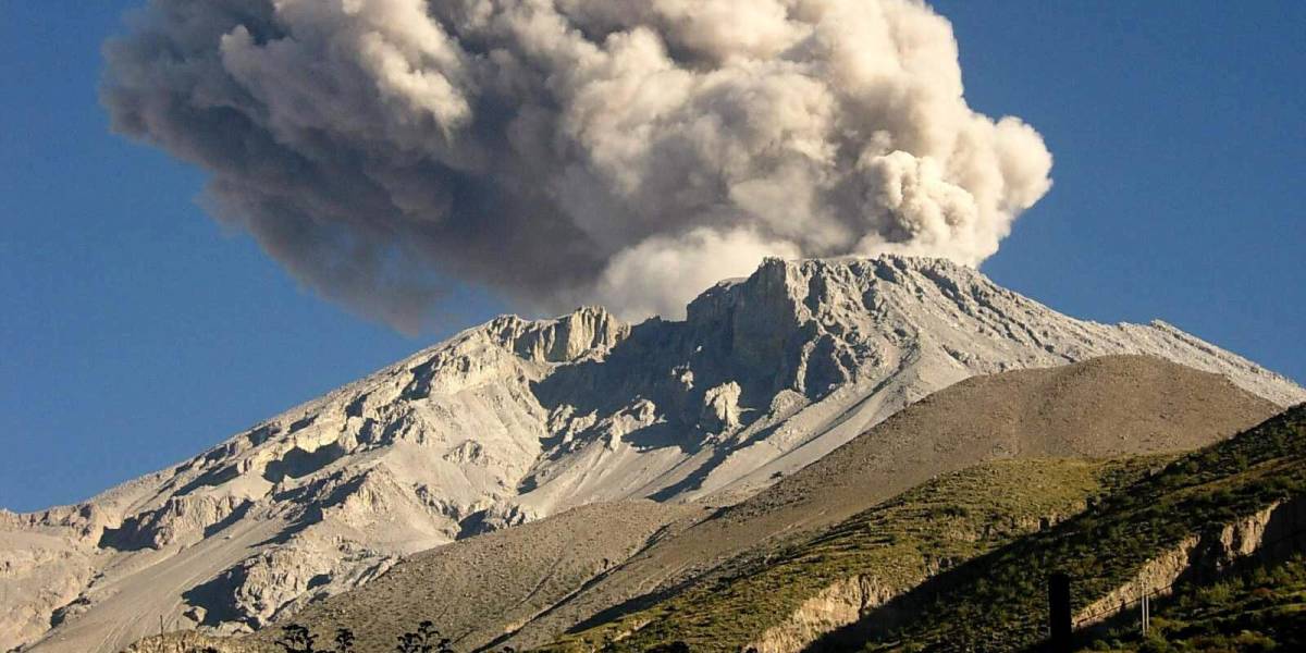 Alerta naranja en el sur de Perú tras el inicio de la etapa eruptiva del volcán Ubinas