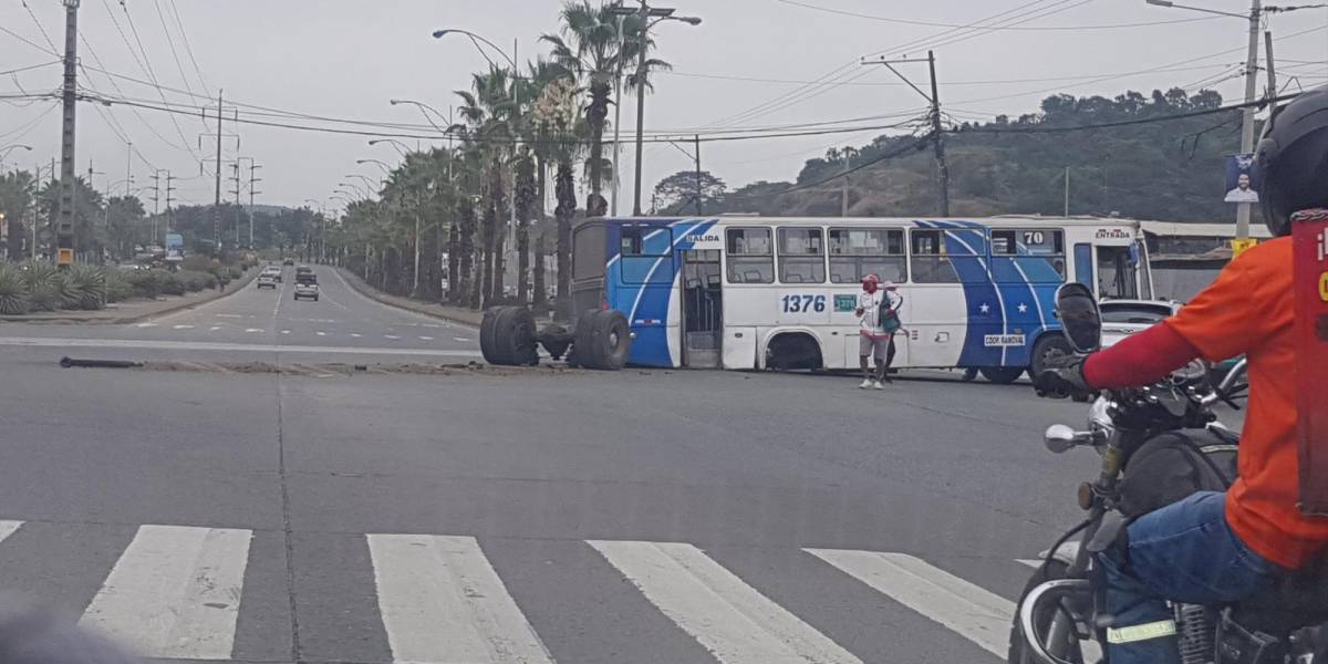 Un bus se quedó sin ruedas traseras en plena avenida en el norte de Guayaquil