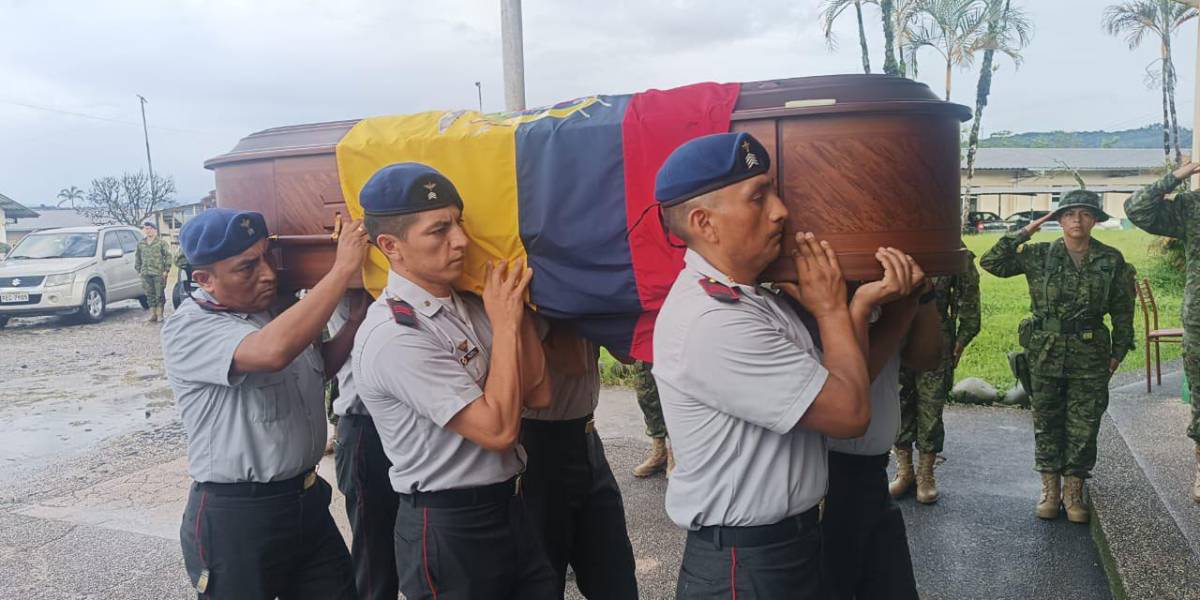 Con una capilla ardiente se velan los cuerpos de los militares que fallecieron en accidente aéreo en Pastaza