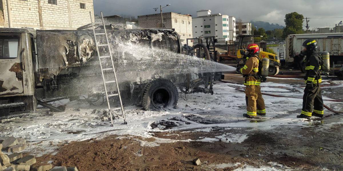 Quito: un tanquero de brea se incendió en un parqueadero de La Mena 2