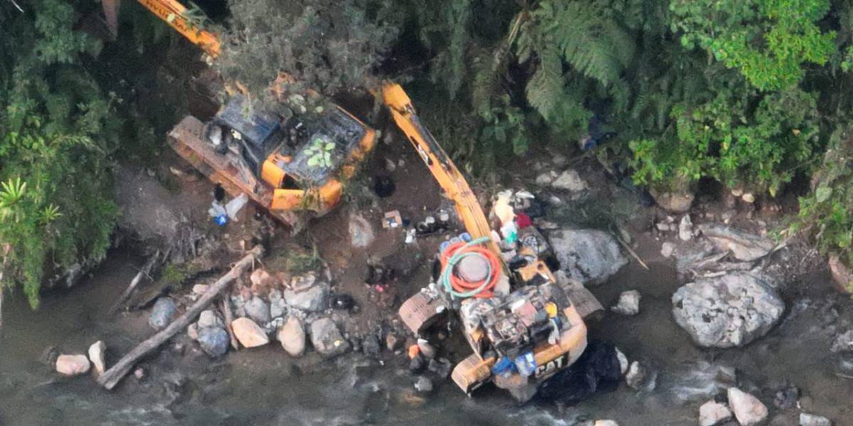Seis retroexcavadoras destruidas tras operativo anti minería ilegal en Zamora