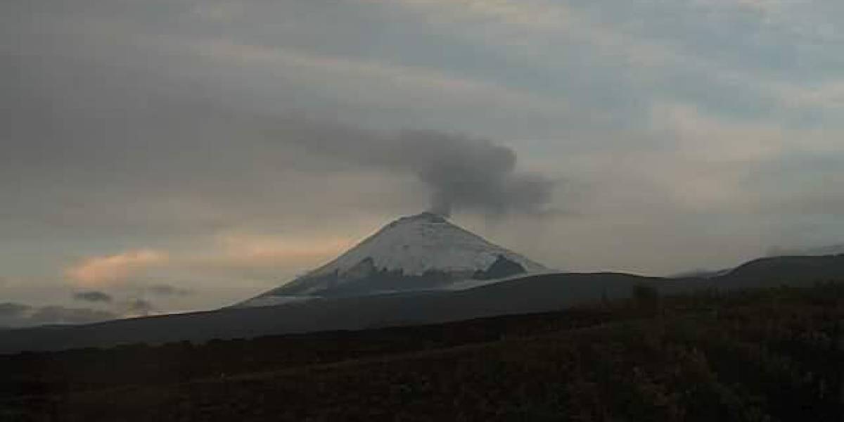 Volcán Cotopaxi forma columna de gases de dos kilómetros