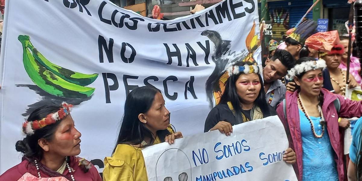 Quito: una marcha exige apagar más de 400 'mecheros' de campos petroleros en Amazonía