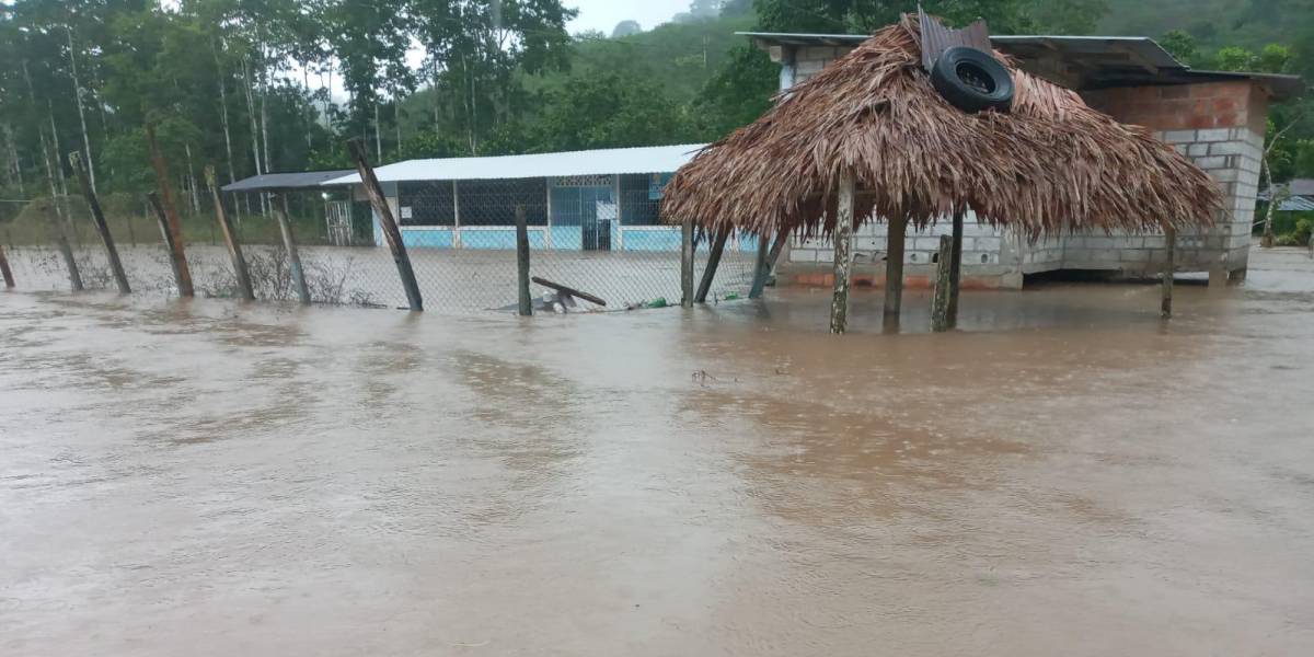 Las lluvias causan baja afluencia de votantes en Flavio Alfaro, Manabí, y dos recintos electorales no podían instalarse