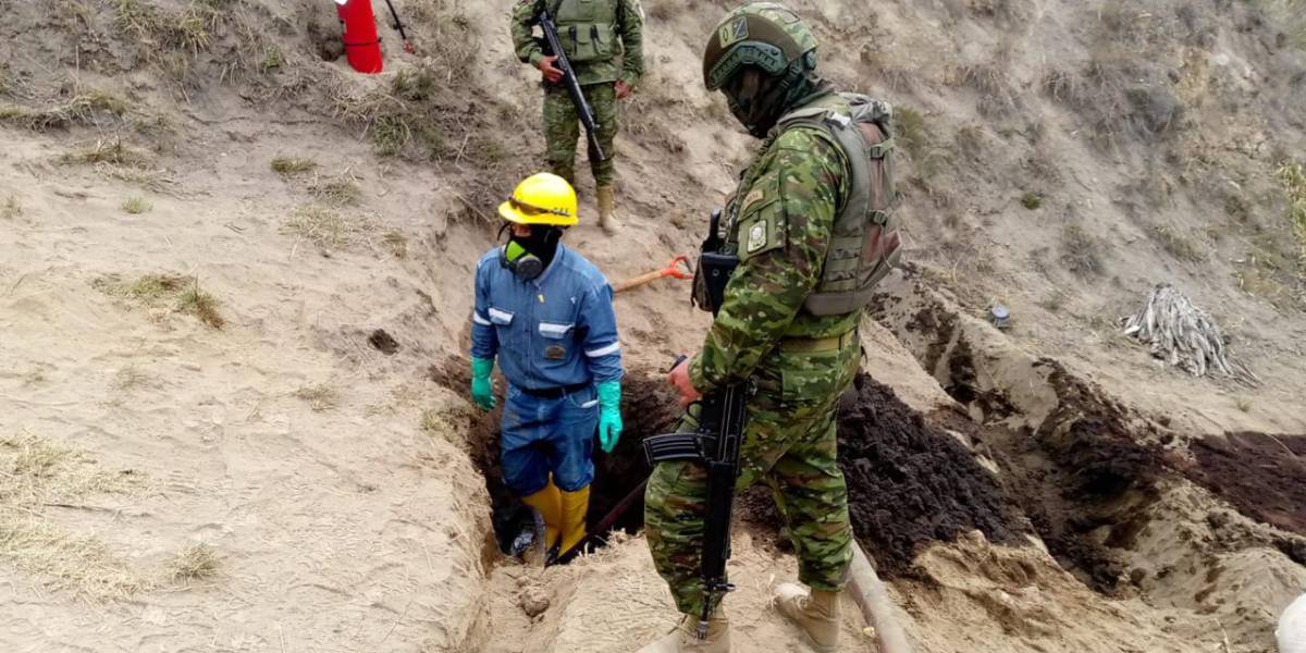 Una perforación clandestina es descubierta por militares en el poliducto de Ambato