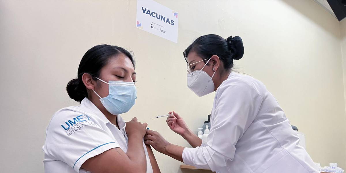 La aplicación de vacunas bivalentes contra el COVID-19 empezó con personal sanitario