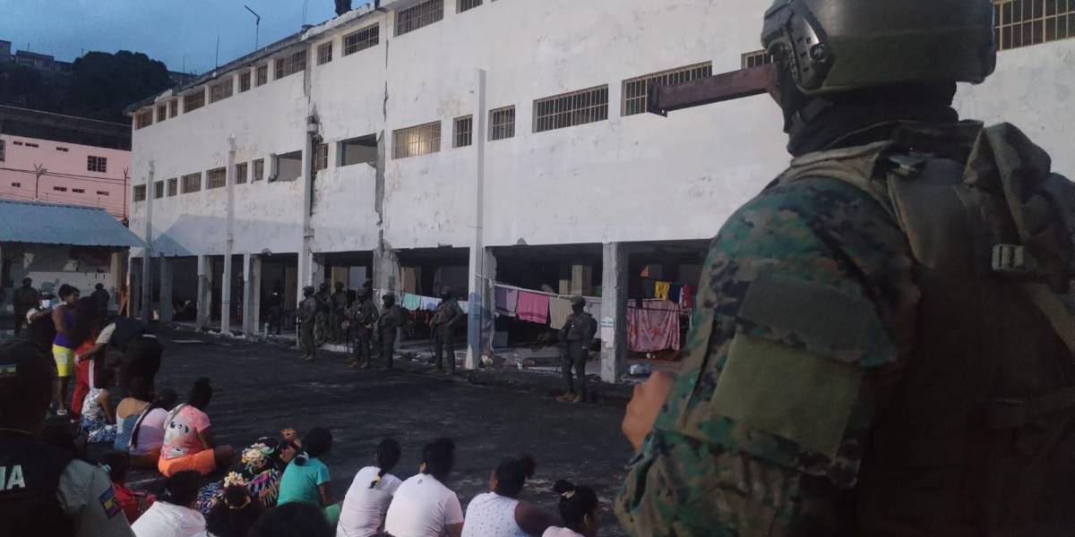 La Policía y FF.AA. ejecutan operativos de seguridad en las cárceles de Esmeraldas y Bolívar