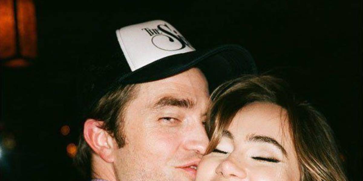Suki Waterhouse revela, en Coachella, el sexo de bebé que tendrá con Robert Pattinson