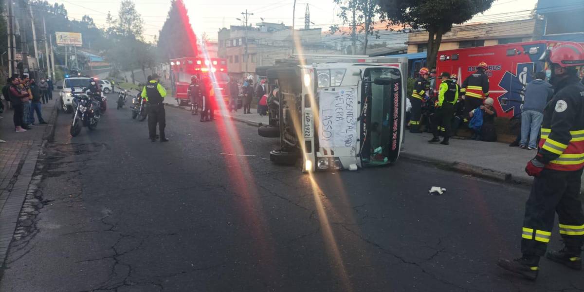 Camión que era parte de las manifestaciones se volcó en Quito