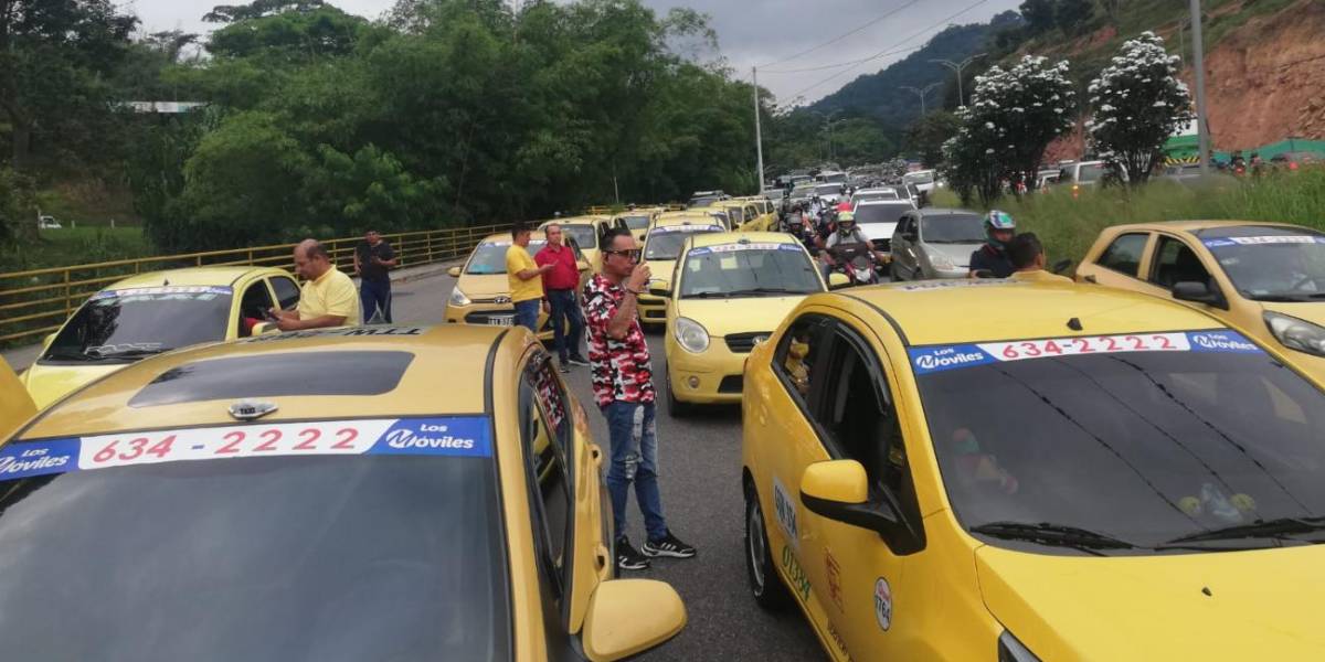 Colombia: paro de taxistas ocasiona caos vehicular en las principales vías del país