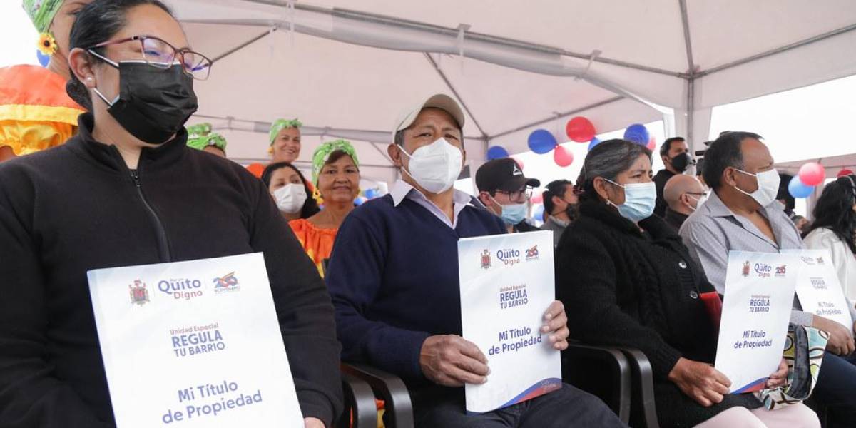 Quito: 157 familias recibieron las escrituras de sus propiedades