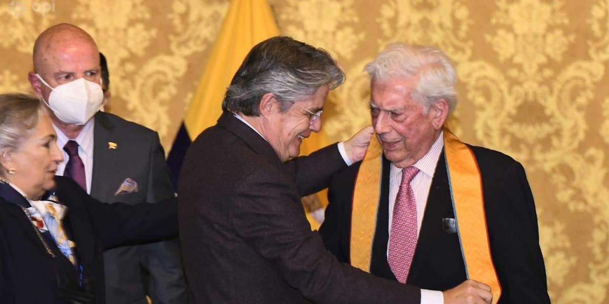Mario Vargas Llosa es condecorado en Ecuador