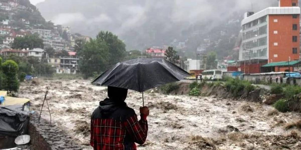 India: cerca de 100 muertos y miles de personas atrapadas por intensas lluvias