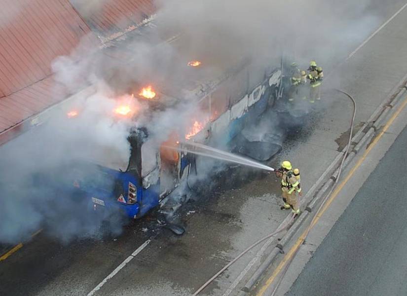 Un bus de la Metrovía se quemó este lunes 18 de marzo junto a la parada Hospital del IESS.
