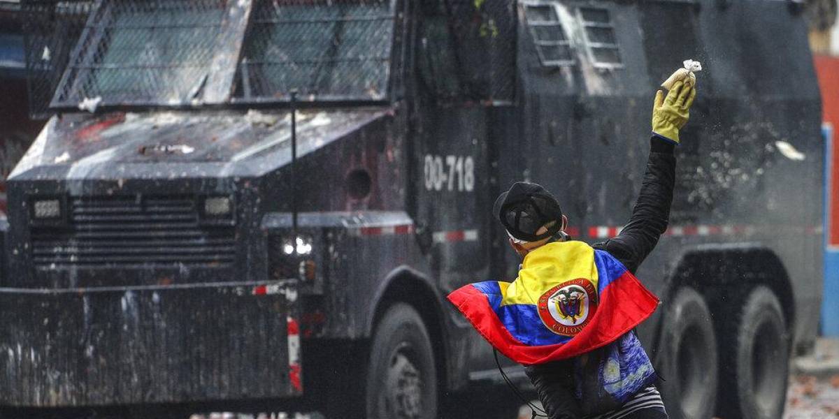 Presidente de Colombia envía militares a Cali por violencia en protestas