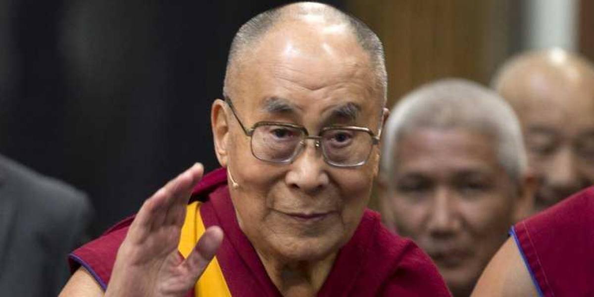 El Dalái Lama se disculpa tras pedir a un niño que chupe su lengua