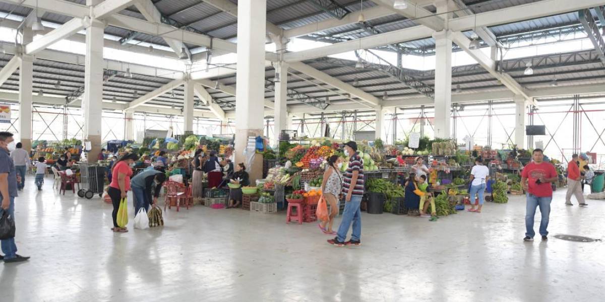 Extorsionadores instalaron cámaras en un mercado de Guayaquil para vigilar a comerciantes