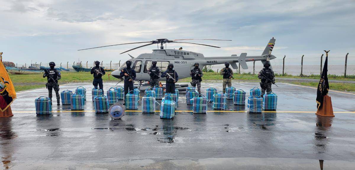 Militares hallaron 27 bultos de droga frente a las costas de Esmeraldas