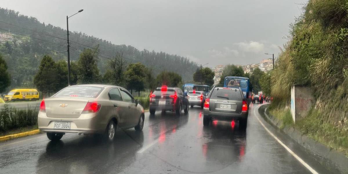 Quito: una fuerte lluvia se registra durante la mañana del 2 de abril