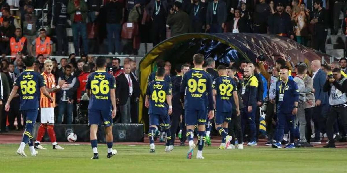 Fenerbahce protesta en la Final de la Supercopa de Turquía 2024